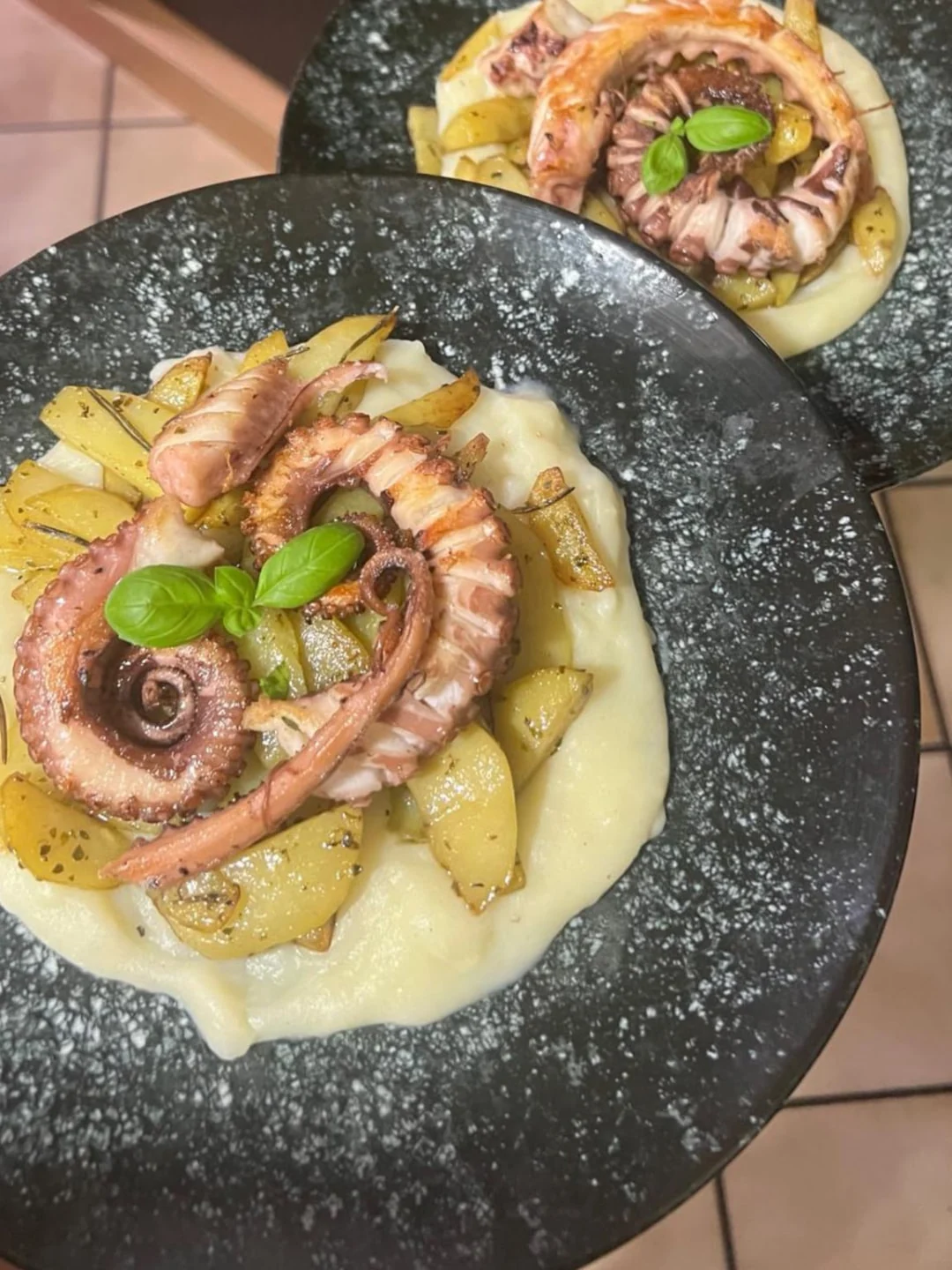 Gegrillter Oktopus mit Rosmarinkartoffeln auf cremigem Püree für eine Feier bei Da Gemelli