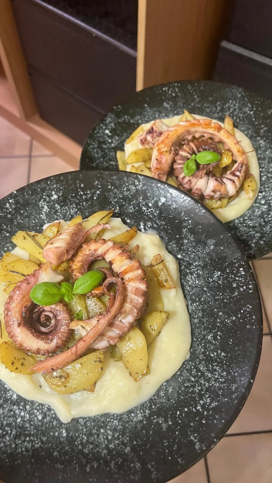Gegrillter Oktopus auf Kartoffel-Püree mit frischem Basilikum