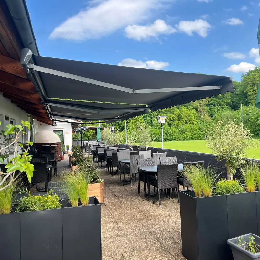 Terrasse mit Sonnenschutz, Sitzplätzen und Olivenbäumen