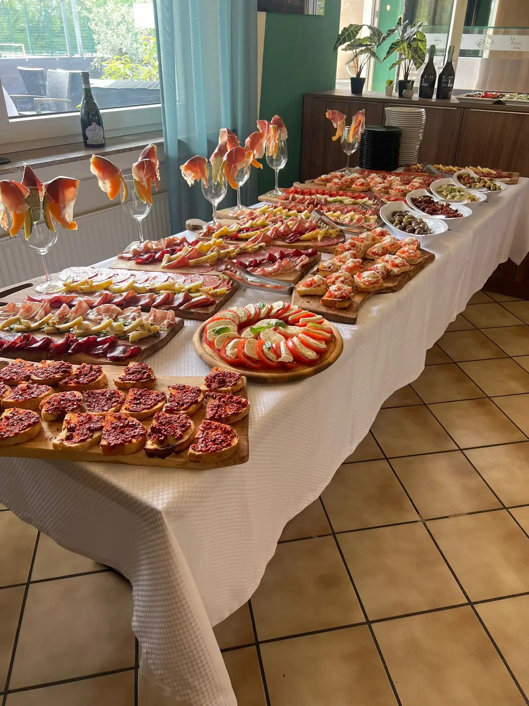 Festlich angerichtetes Antipasti-Buffet mit Bruschetta, Aufschnitt, Käse und Salaten