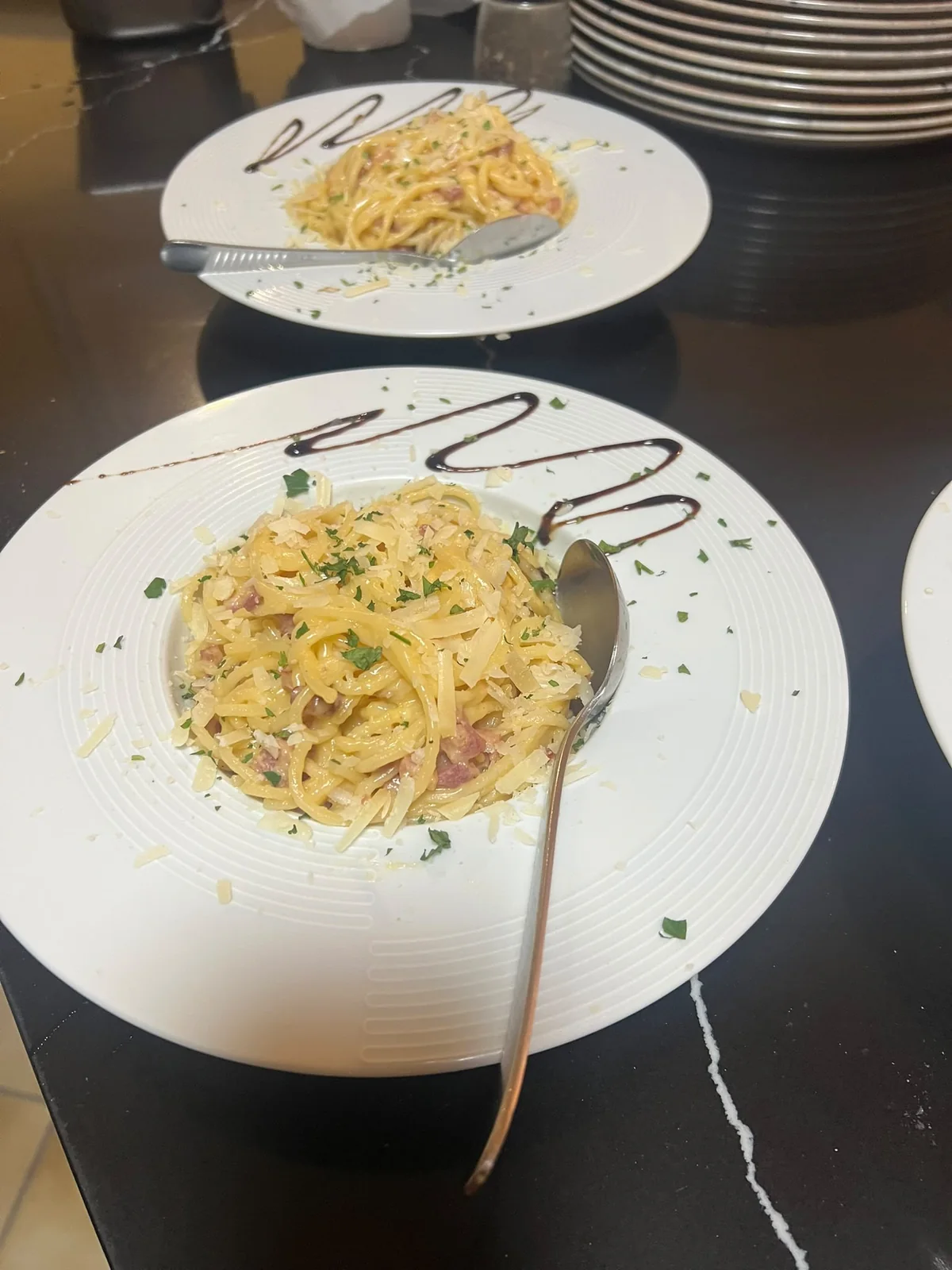 Spaghetti Carbonara mit Speck, Parmesan und frischer Petersilie