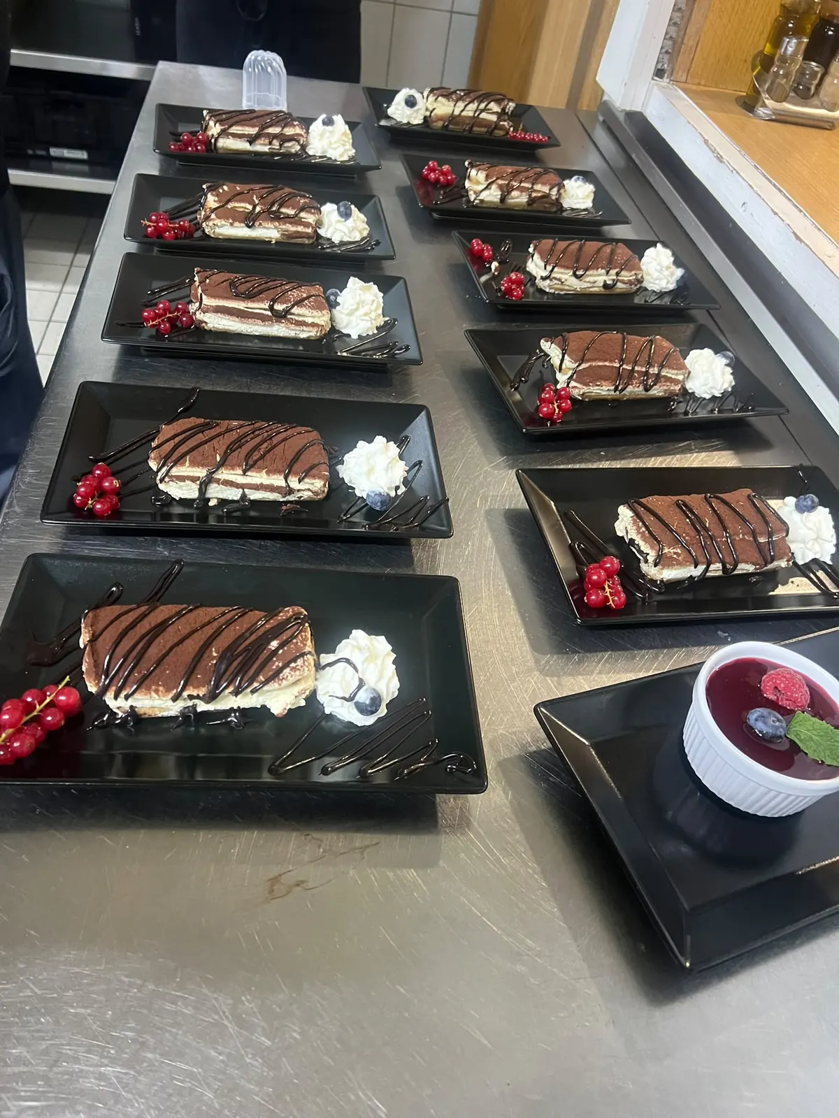 Hausgemachtes Tiramisu mit Schokolade und frischen Beeren